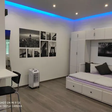 Parliament Studio Апартаменты *